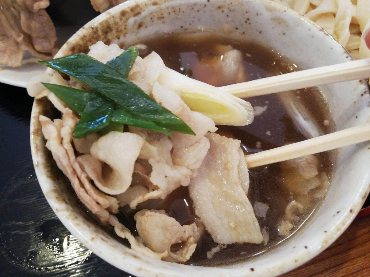 大宮（さいたま新都心）『駕籠休み（かごやすみ）』の肉汁の写真