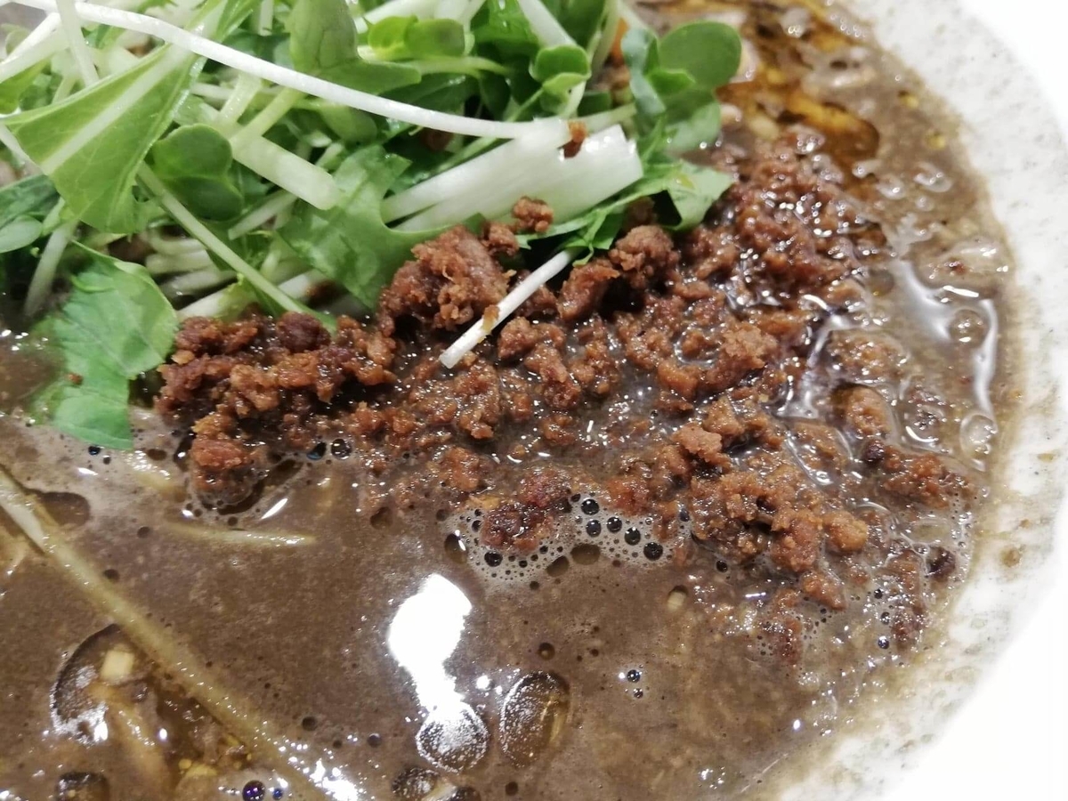 北浦和『四川担々麺（担担麺）阿吽』の黒胡麻担担麺のひき肉のアップ写真