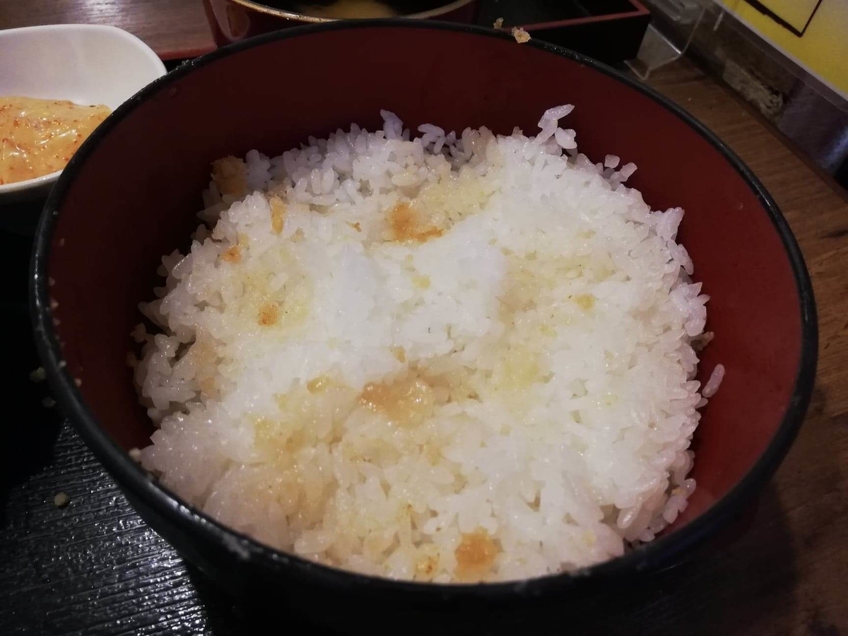 立川『ひなたかなた』のデカ盛り唐揚げ丼のライスの写真