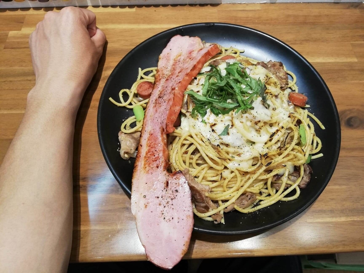 立川『スパゲッティPiaPia（ピアピア）』の、豚にんにくスパゲッティと拳のサイズ比較写真