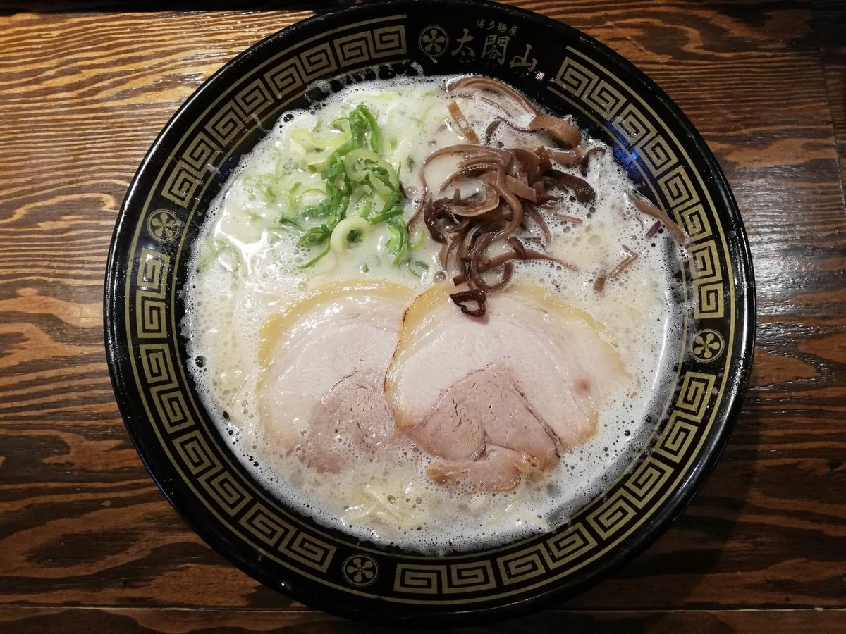 長野県松本市『松本つなぐ横丁』内の『博多鉄八』の博多豚骨ラーメンの写真