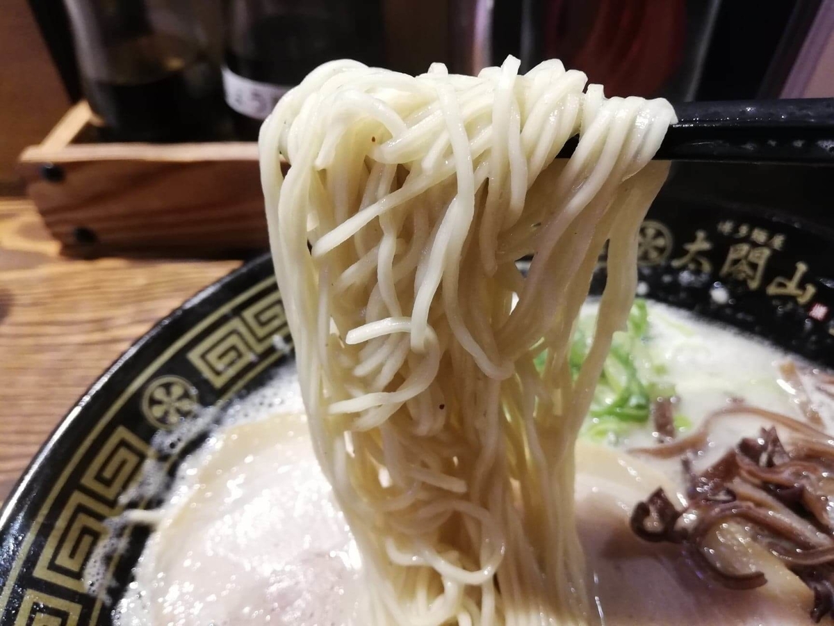 長野県松本市『松本つなぐ横丁』内の『博多鉄八』の博多豚骨ラーメンの麺の写真