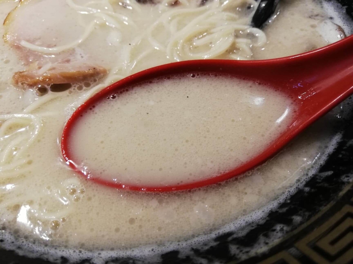 長野県松本市『松本つなぐ横丁』内の『博多鉄八』の博多豚骨ラーメンのスープの写真