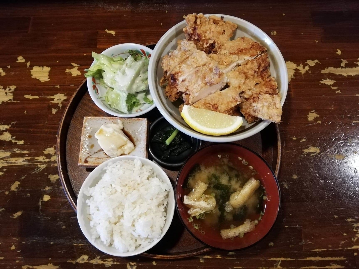 長野県松本市中町通り『食い飲み屋 BUN』の山賊焼き定食の写真