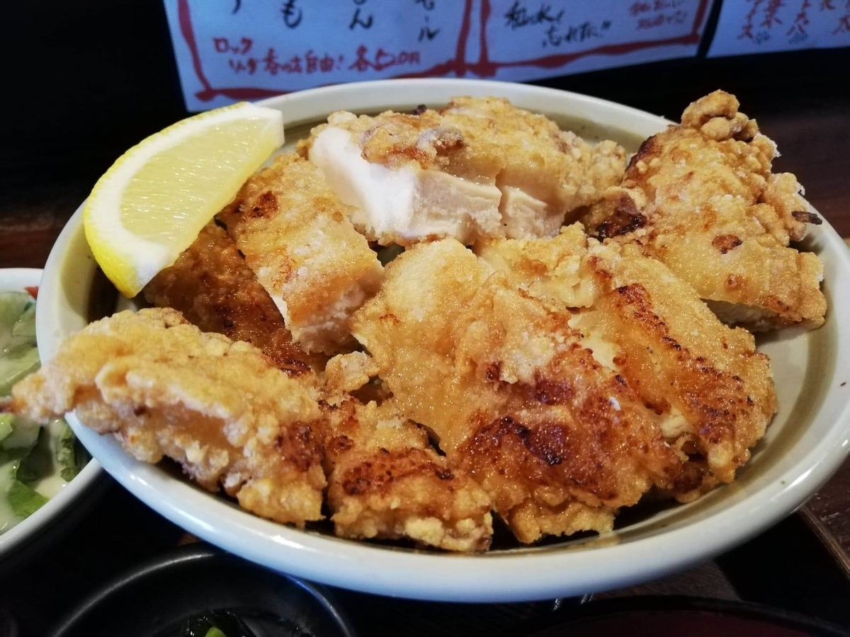 長野県松本市中町通り『食い飲み屋 BUN』の山賊焼きの写真