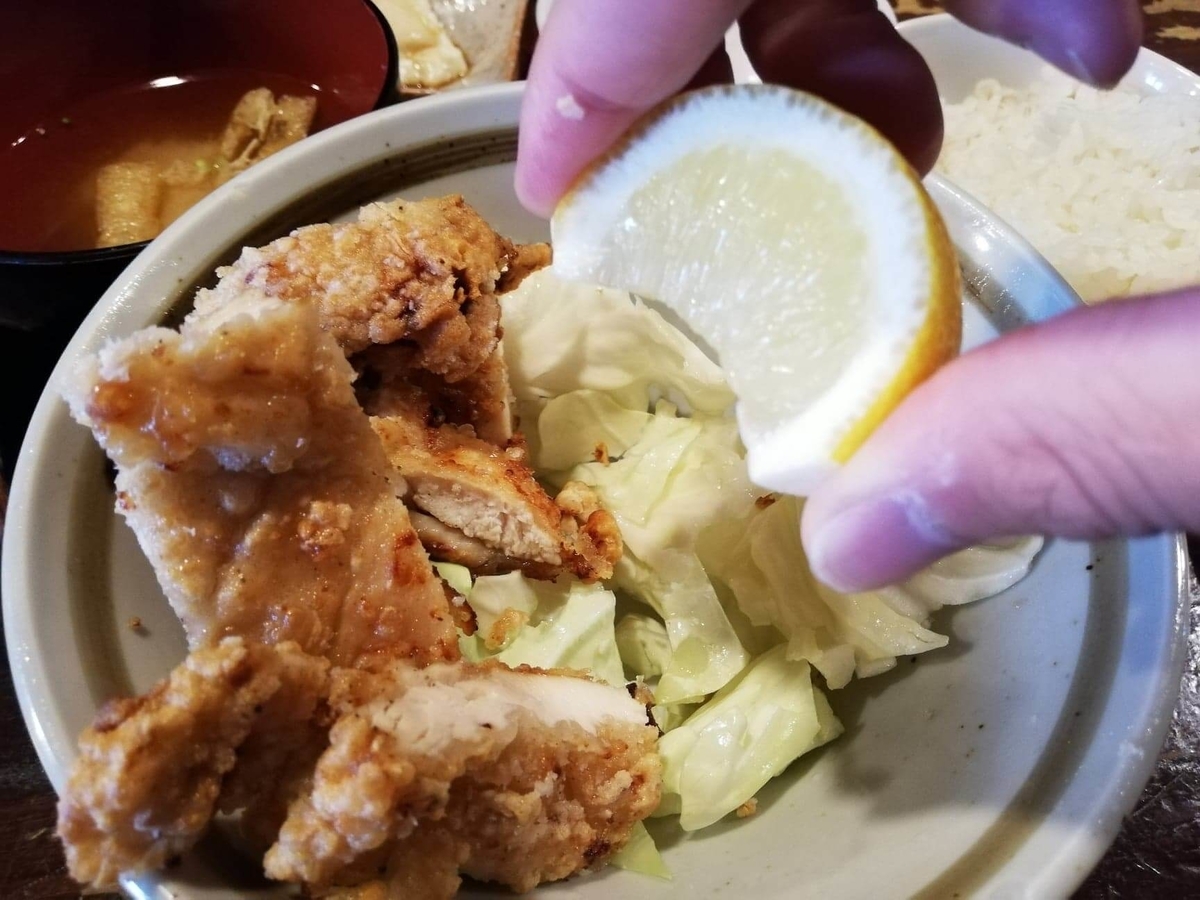 長野県松本市中町通り『食い飲み屋 BUN』のキャベツにレモンをかけている写真