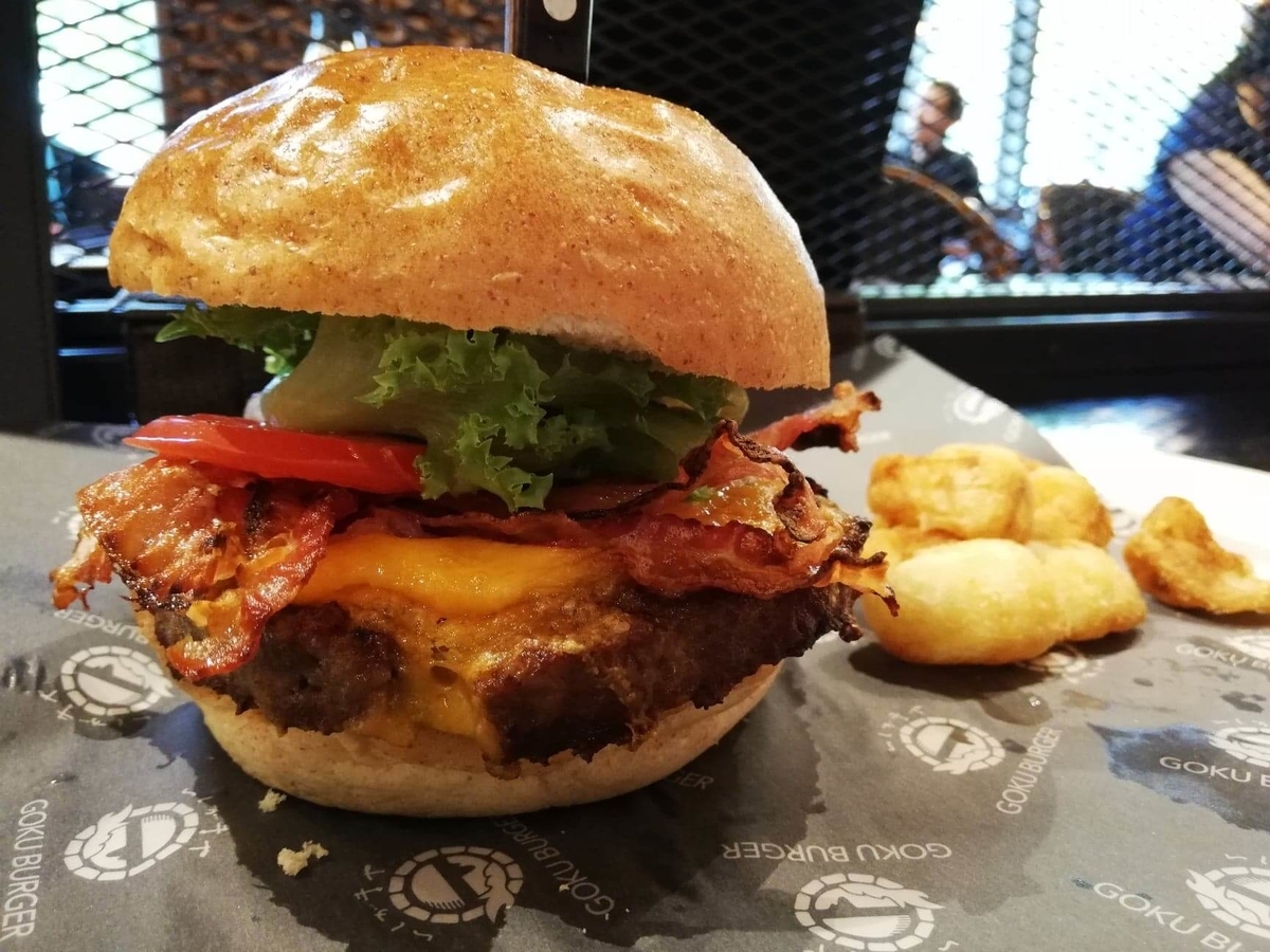 表参道『いしがまや GOKU BURGER(ゴクバーガー)』のBLTチーズバーガーの写真
