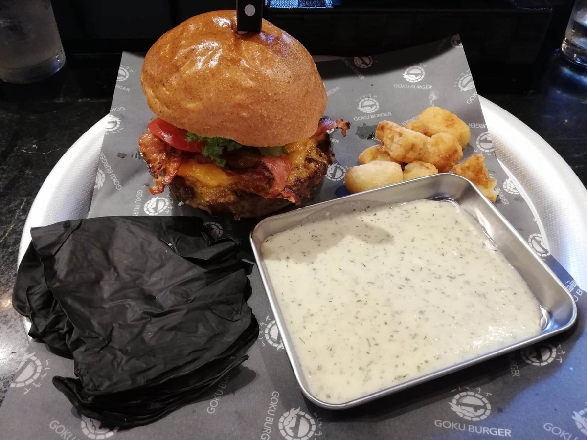 表参道『いしがまや GOKU BURGER(ゴクバーガー)』のBLTチーズバーガーセットの写真