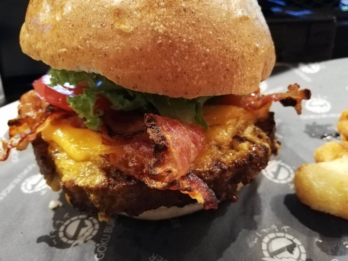 表参道『いしがまや GOKU BURGER(ゴクバーガー)』のBLTチーズバーガーのアップ写真
