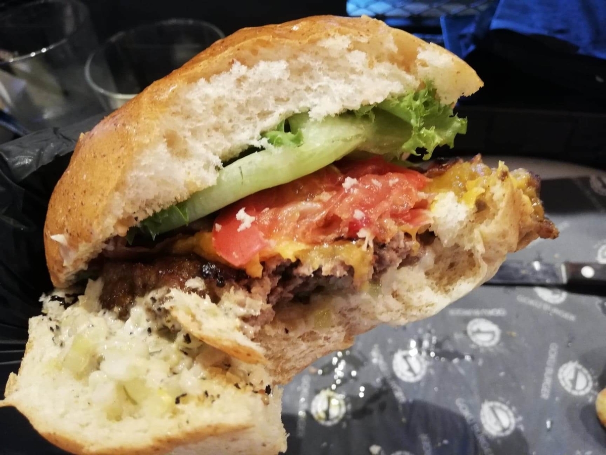 表参道『いしがまや GOKU BURGER(ゴクバーガー)』のBLTチーズバーガーの食べかけの写真