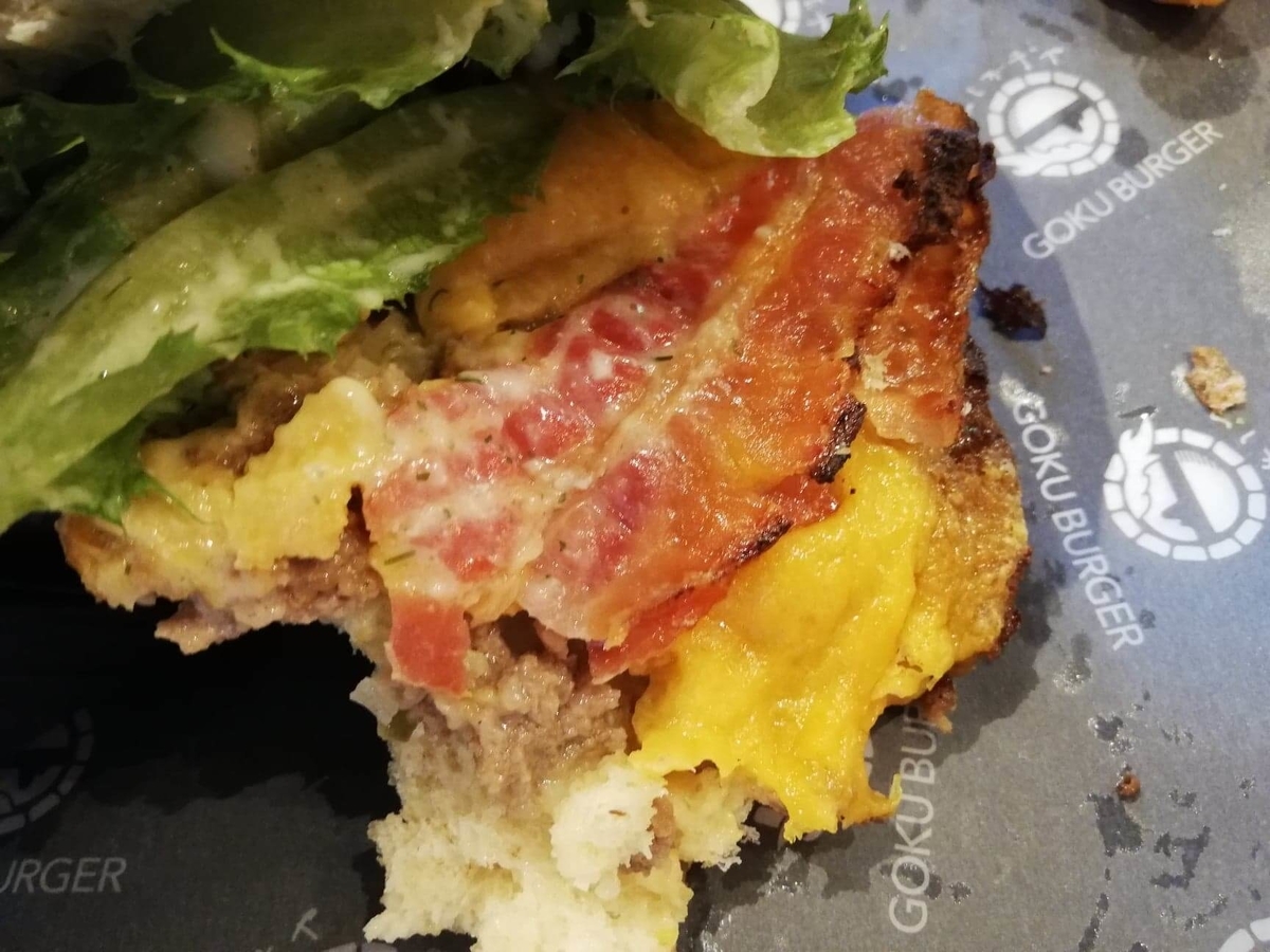 表参道『いしがまや GOKU BURGER(ゴクバーガー)』のBLTチーズバーガーの食べかけの写真