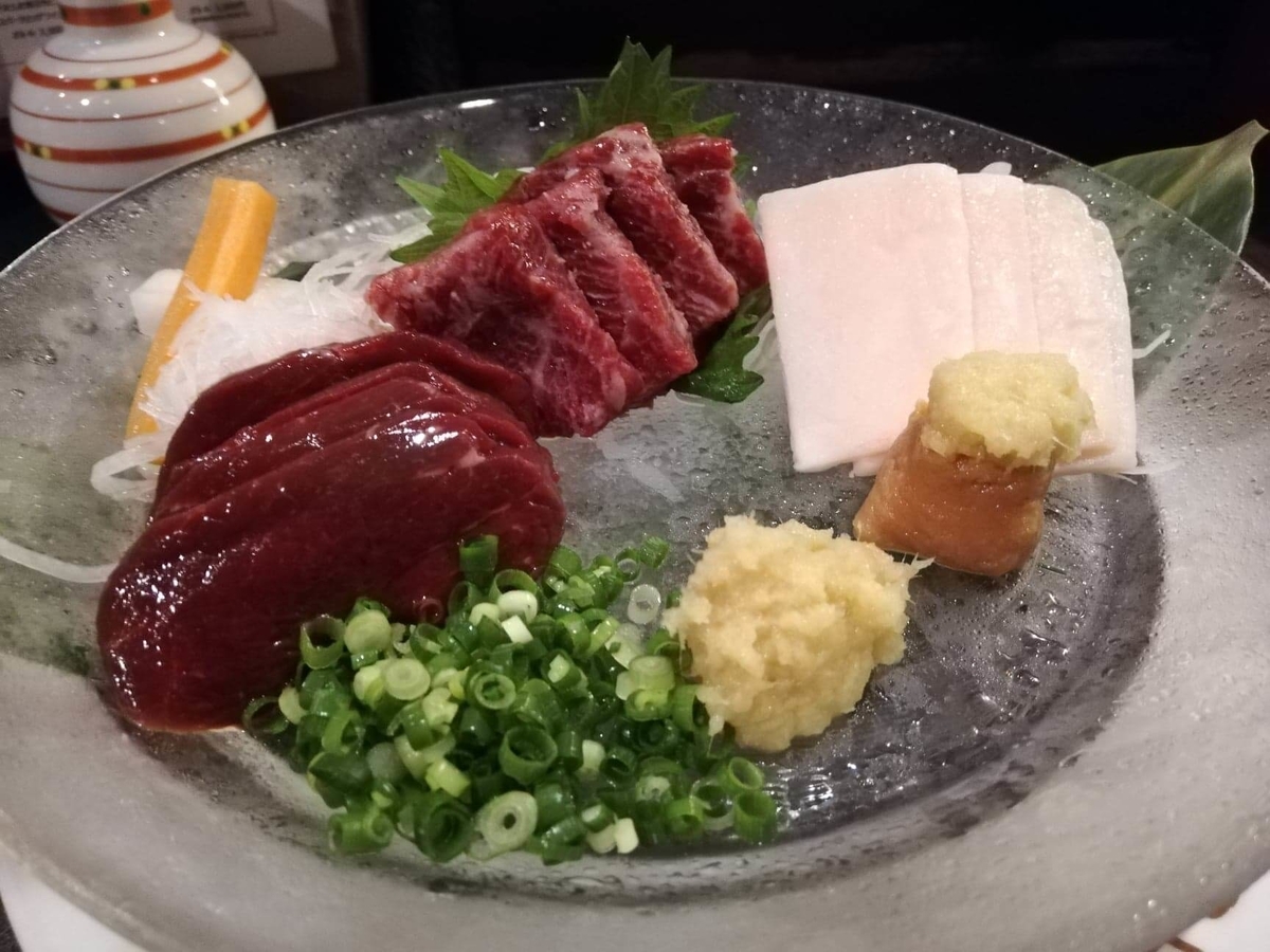 長野県松本市さくら料亭（馬肉料理）『新三よし』のさくら刺し三種盛Mの写真