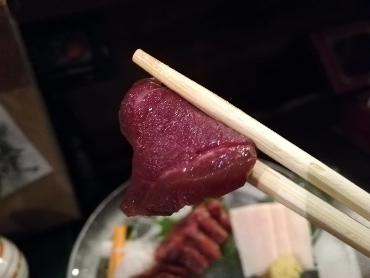 長野県松本市さくら料亭（馬肉料理）『新三よし』の、さくら刺し三種盛Mの赤身の写真