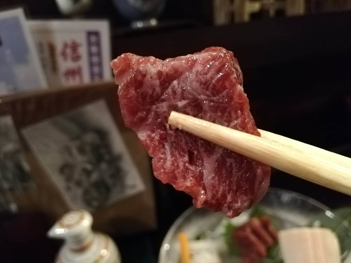 長野県松本市さくら料亭（馬肉料理）『新三よし』の、さくら刺し三種盛Mの霜降りの写真