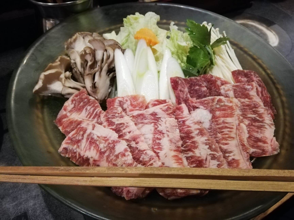 長野県松本市さくら料亭（馬肉料理）『新三よし』の、胡麻味噌だれしゃぶしゃぶ鍋の具材の写真