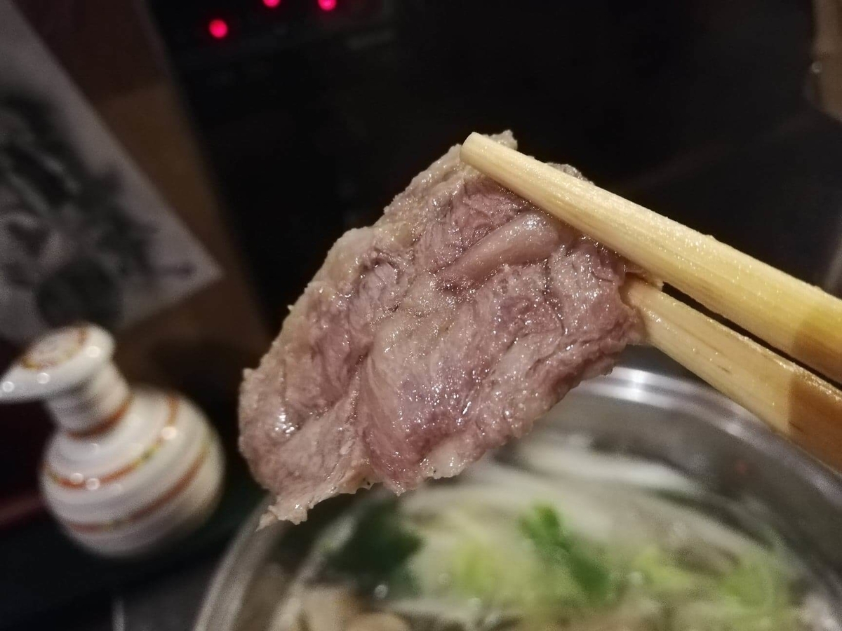 長野県松本市さくら料亭（馬肉料理）『新三よし』の、胡麻味噌だれしゃぶしゃぶ鍋のお肉の写真