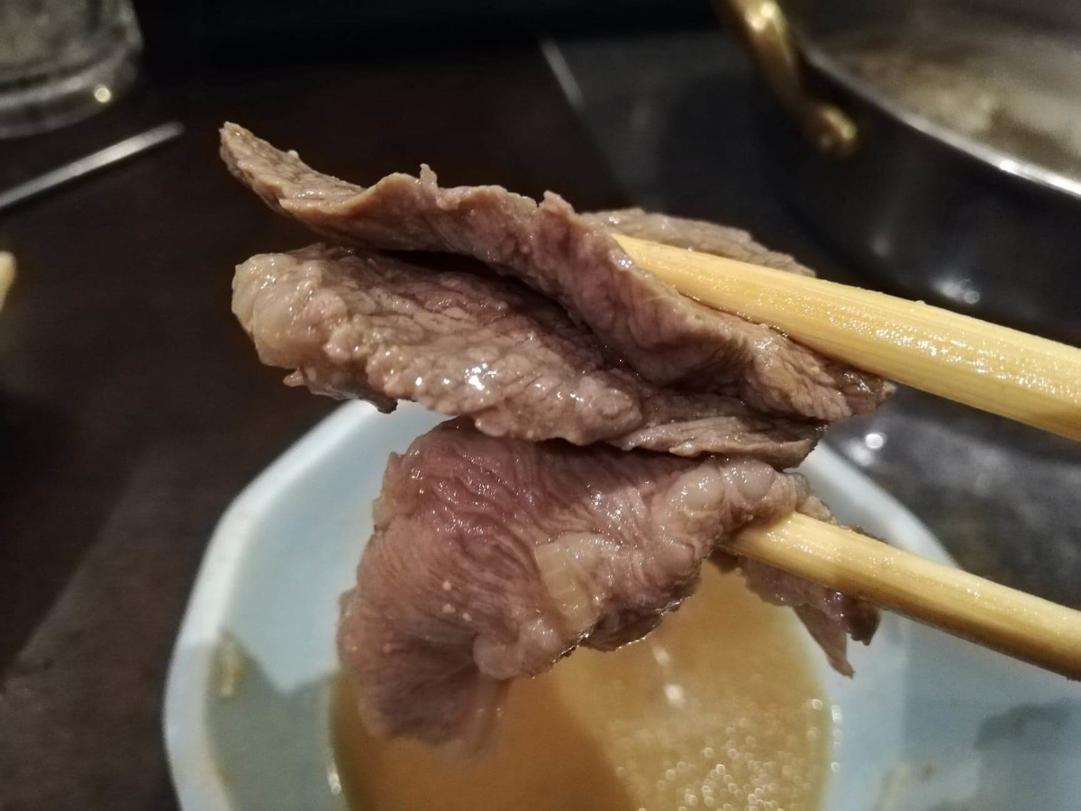 長野県松本市さくら料亭（馬肉料理）『新三よし』の、胡麻味噌だれしゃぶしゃぶ鍋のお肉の写真