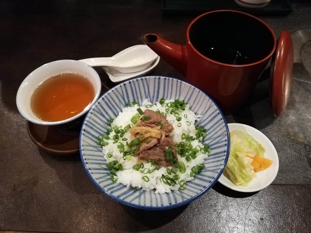 長野県松本市さくら料亭（馬肉料理）『新三よし』の、しぐれ煮茶漬の写真