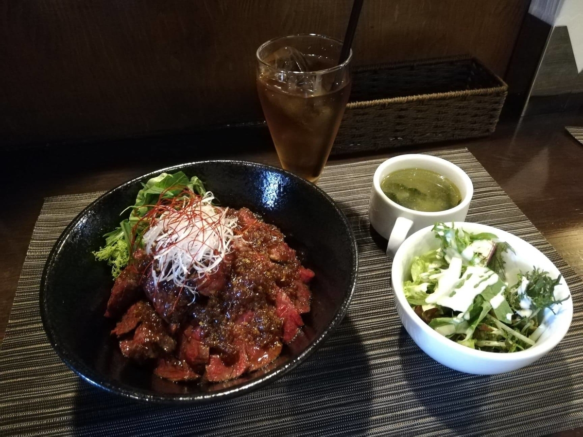 浦和『carnegico(カルネジコ)』の赤身ステーキ丼セットの写真