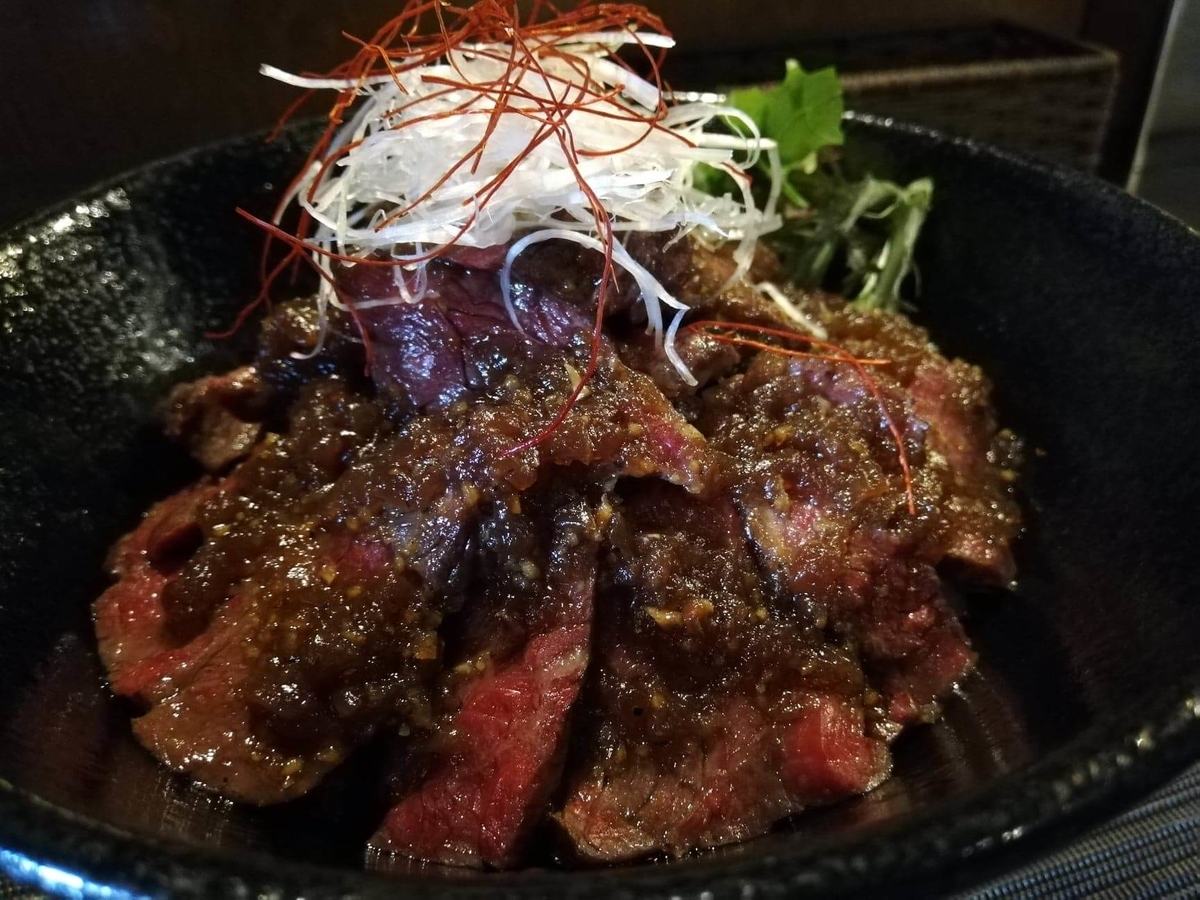浦和『carnegico(カルネジコ)』の赤身ステーキ丼のアップ写真