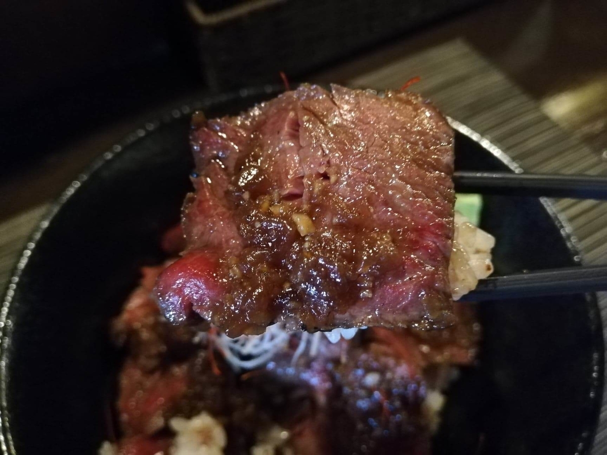 浦和『carnegico（カルネジコ）』の赤身ステーキを箸で持ち上げている写真