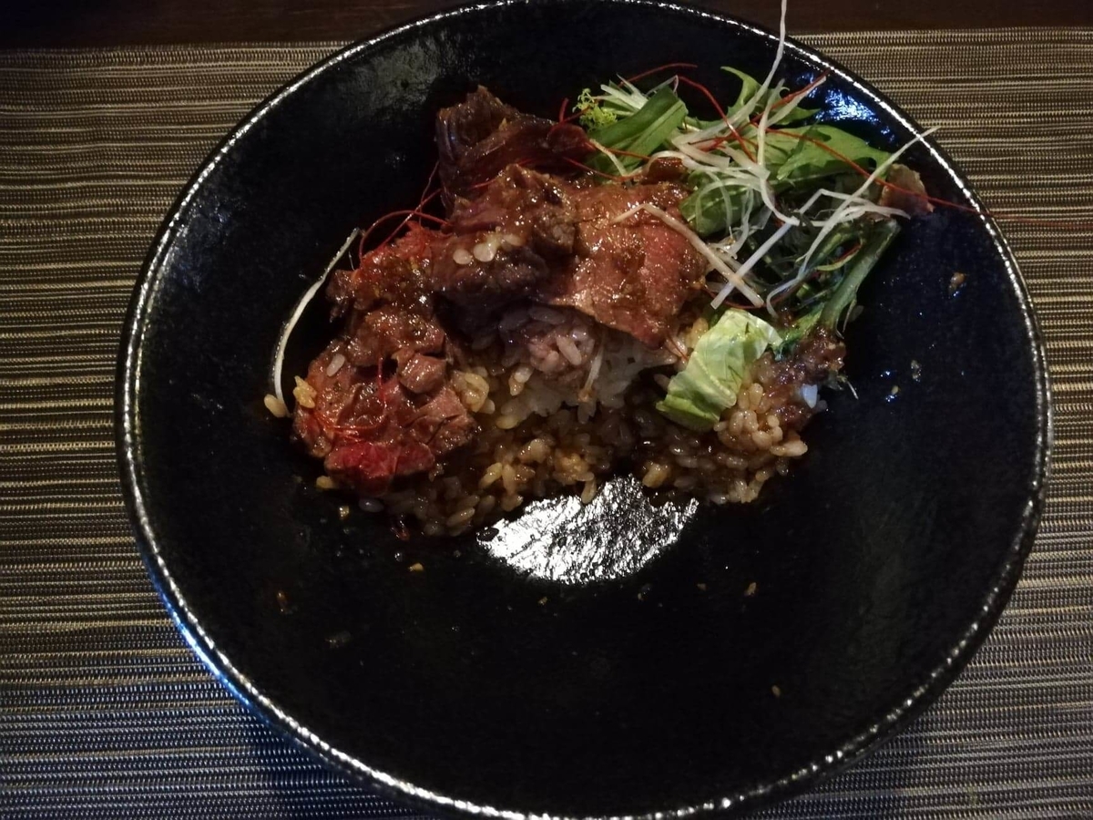 浦和『carnegico(カルネジコ)』の、残り少しの赤身ステーキ丼の写真①