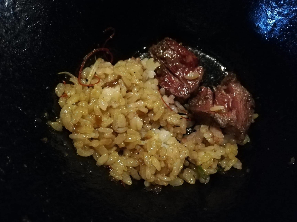 浦和『carnegico(カルネジコ)』の、残り少しの赤身ステーキ丼の写真②