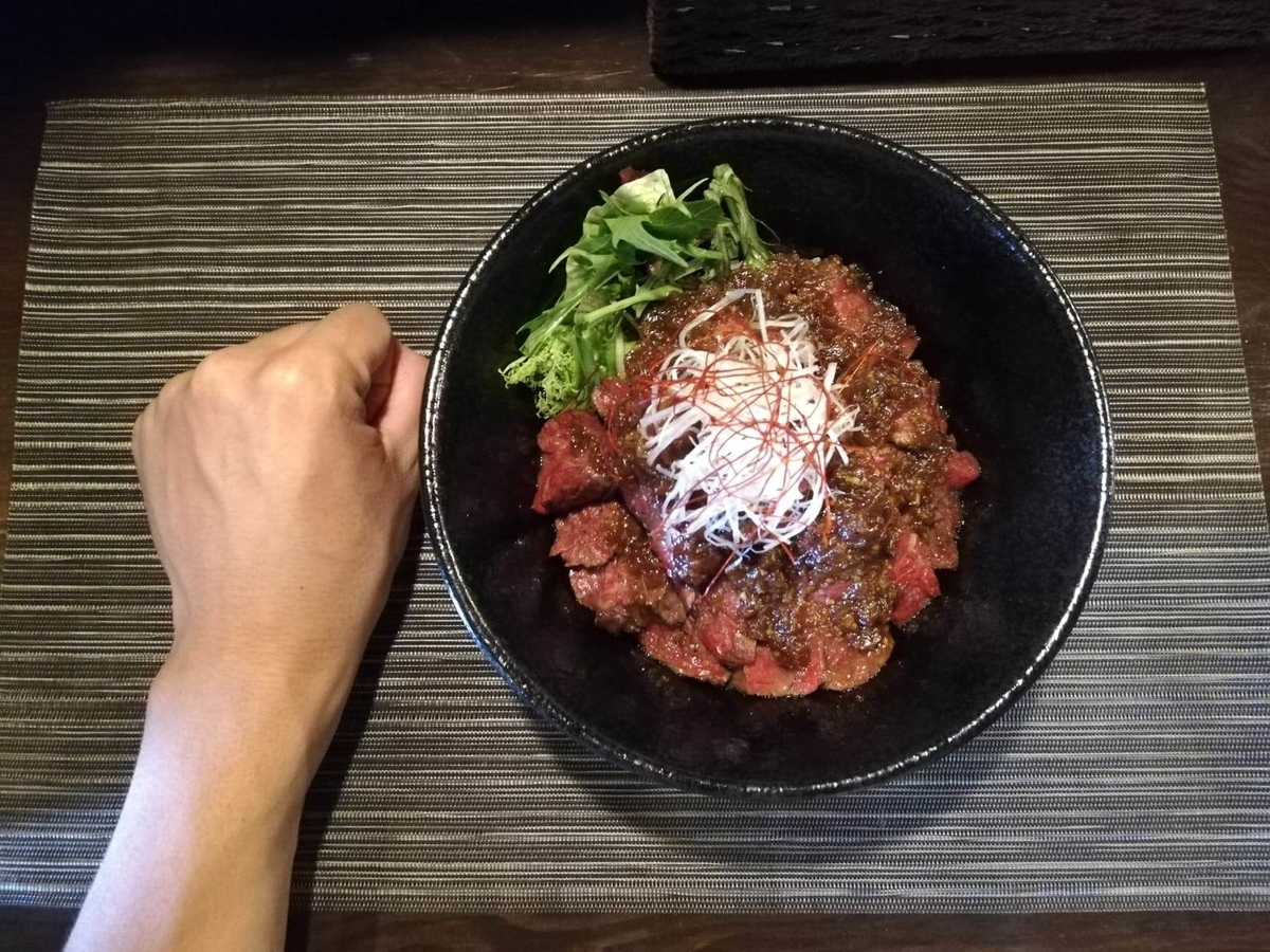 浦和『carnegico(カルネジコ)』の赤身ステーキ丼と拳のサイズ比較写真
