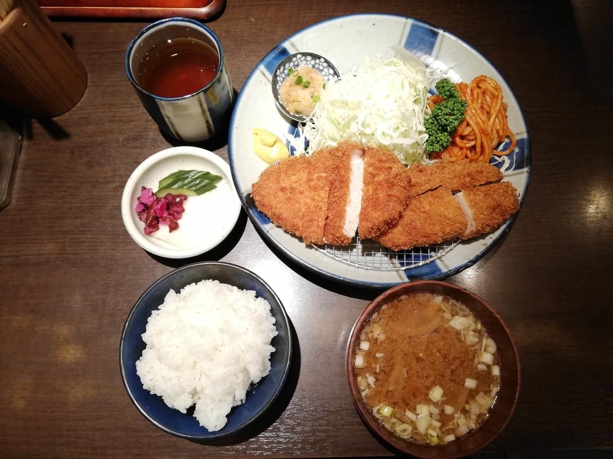 高田馬場『とん久』の合い盛り定食の写真