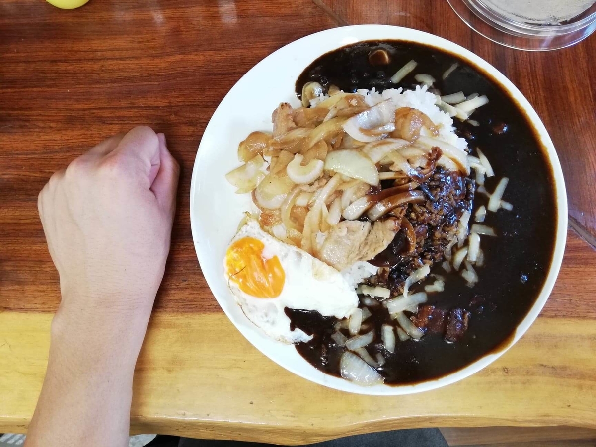 高田馬場『馬場南海』のしょうが焼きカレーと拳のサイズ比較写真