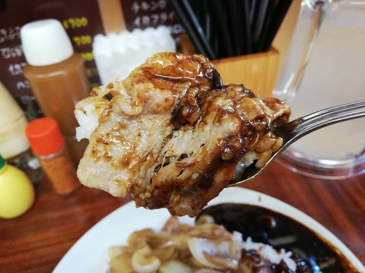 高田馬場『馬場南海』のしょうが焼きをスプーンですくっている写真