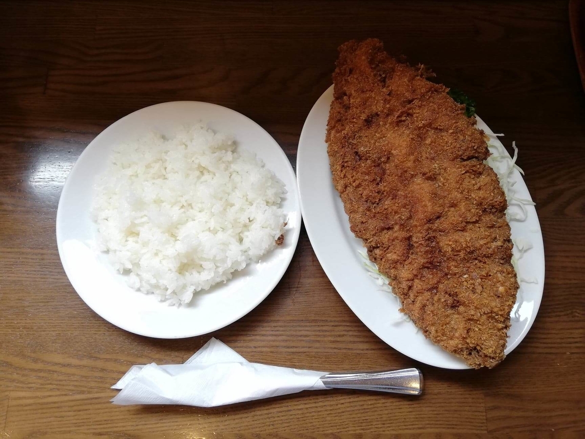 新橋（御成門）『洋食すいす』のメンチカツとライスの写真