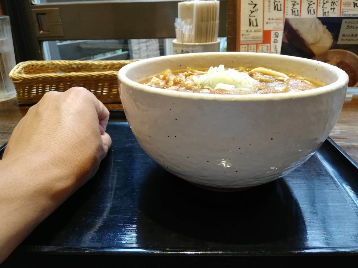 池袋『カレーうどん ひかり TOKYO』のひかりカレーうどんと拳のサイズ比較写真②