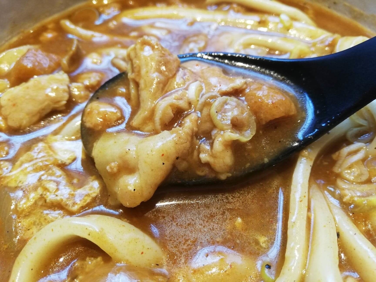 池袋『カレーうどん ひかり TOKYO』のひかりカレーうどんのスープの写真