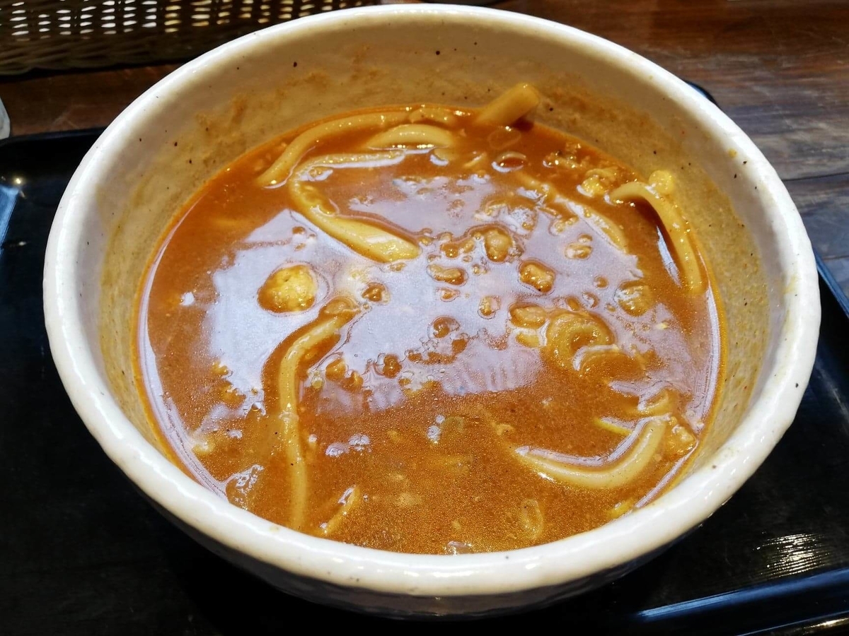 池袋『カレーうどん ひかり TOKYO』のひかりカレーうどんのスープの写真