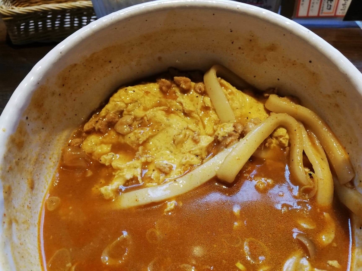 池袋『カレーうどん ひかり TOKYO』のひかりカレーうどんの卵の写真