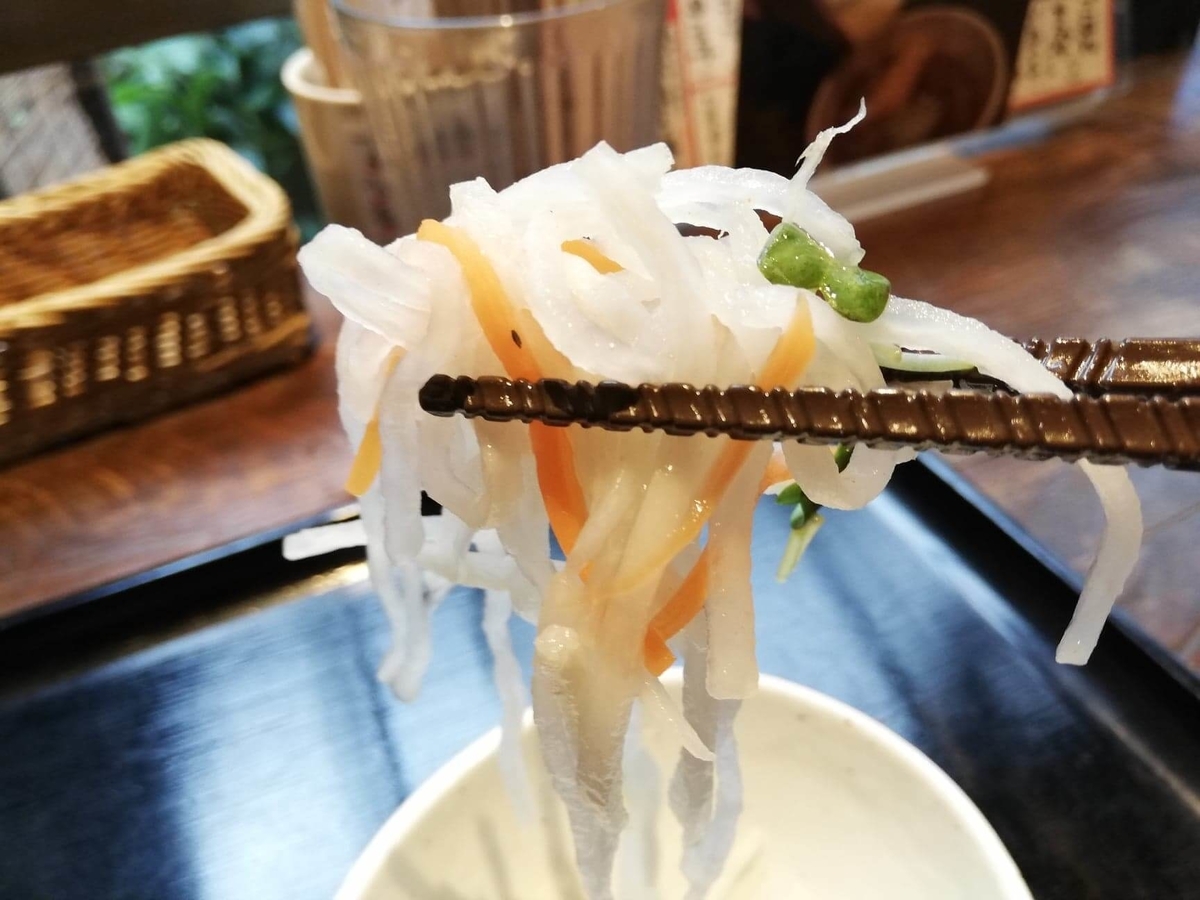 池袋『カレーうどん ひかり TOKYO』のサラダの写真