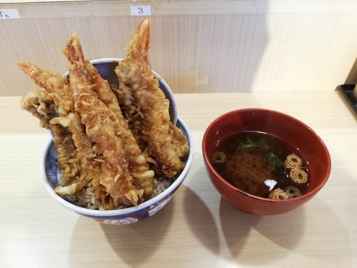 高田馬場『天麩羅えびのや』の海老四本丼と味噌汁の写真