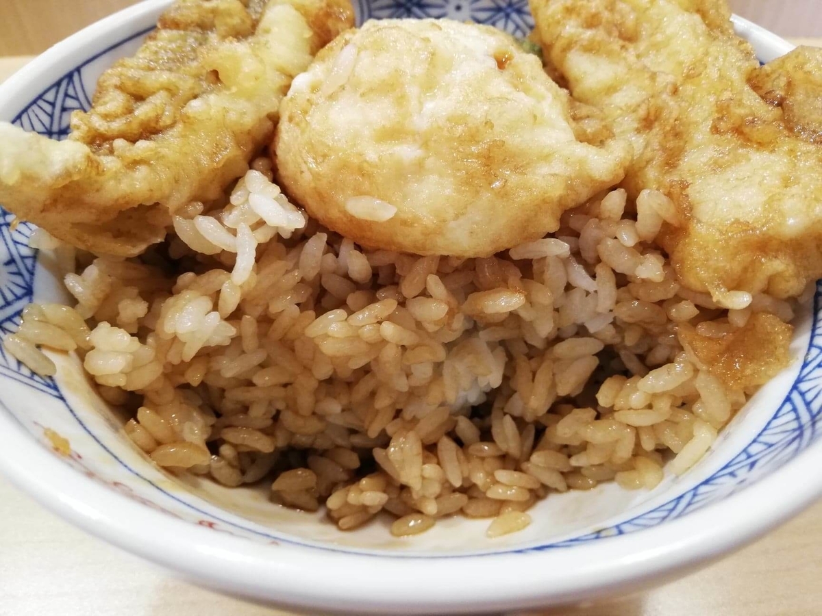 高田馬場『天麩羅えびのや』の海老四本丼のライスの写真