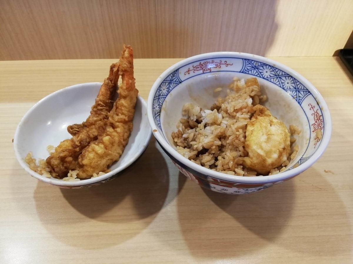 高田馬場『天麩羅えびのや』の残り半分の海老四本丼の写真