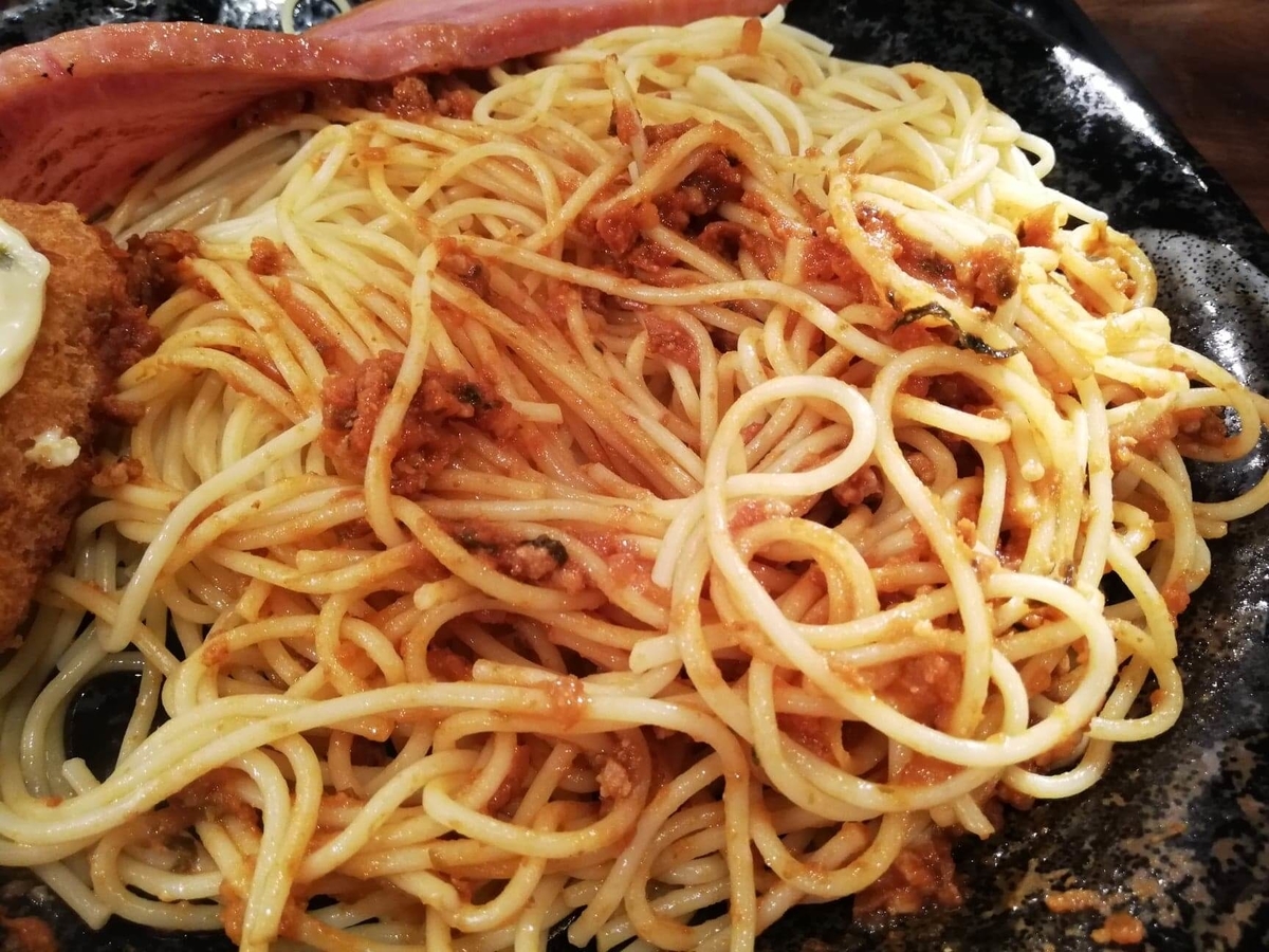 池袋『ひるだけやミート次郎』の残り少しのミートソースパスタの写真