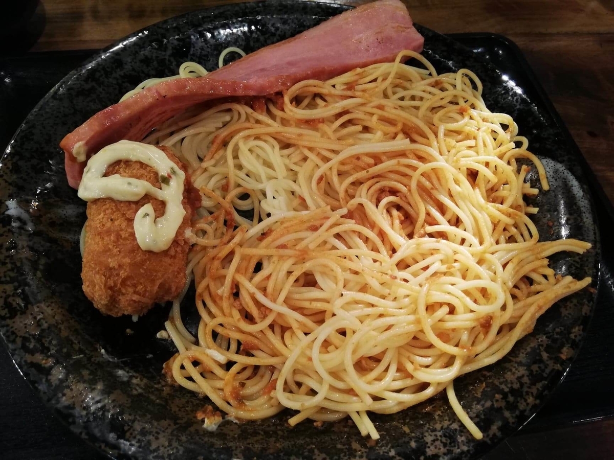 池袋『ひるだけやミート次郎』の残り少しのミートソースパスタの写真