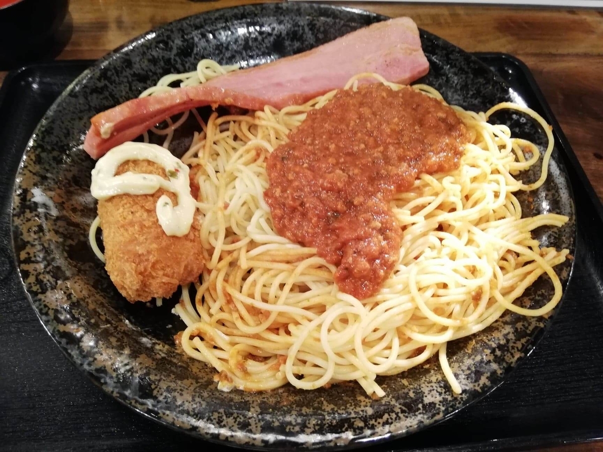 池袋『ひるだけやミート次郎』の残り少しのミートソースパスタの写真