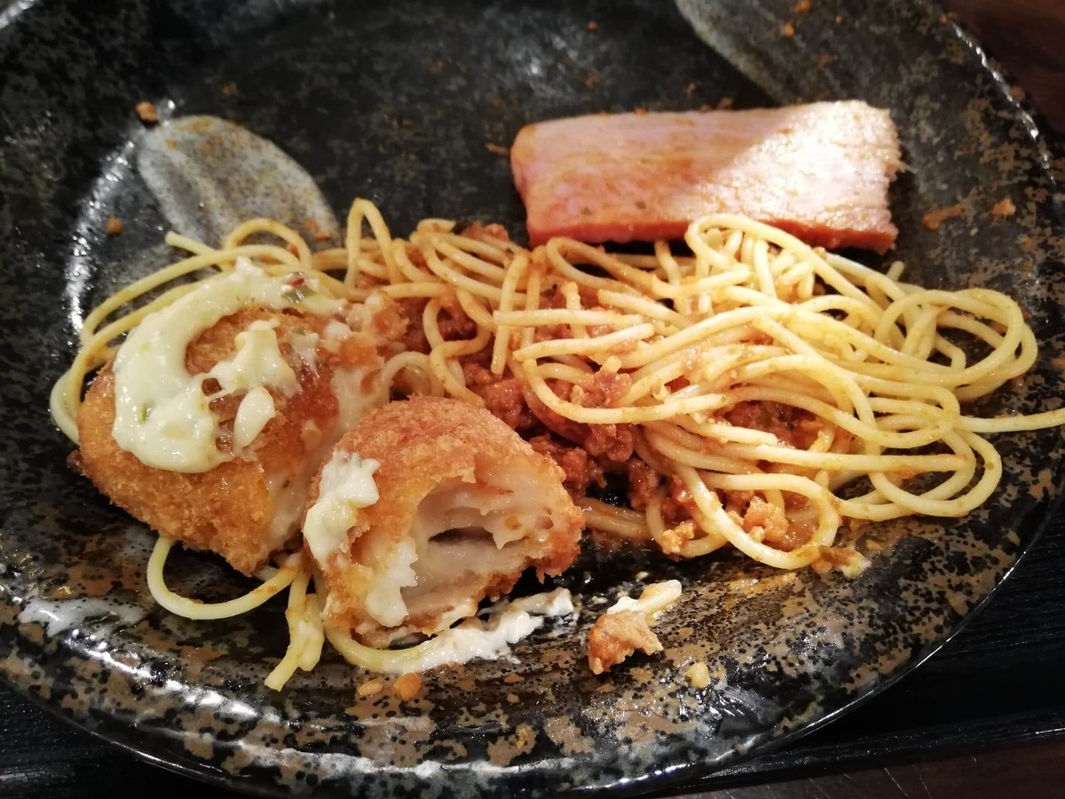 池袋『ひるだけやミート次郎』の残り少しのミートソースパスタの写真