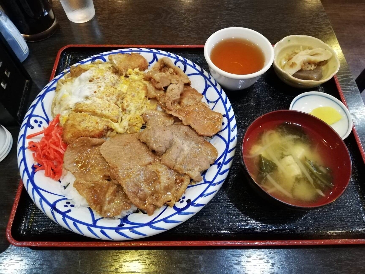 東池袋『伊東食堂』の鳥羽の山丼セットの写真