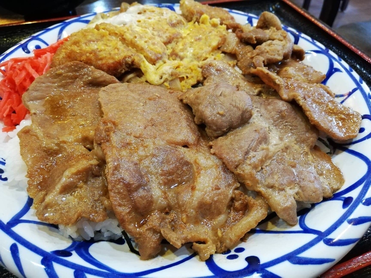 東池袋『伊東食堂』の鳥羽の山丼の焼肉の写真①