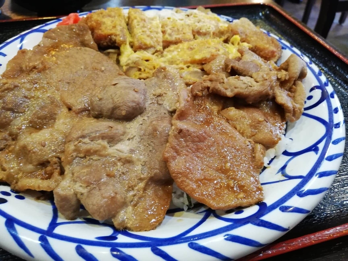 東池袋『伊東食堂』の鳥羽の山丼の焼肉の写真②