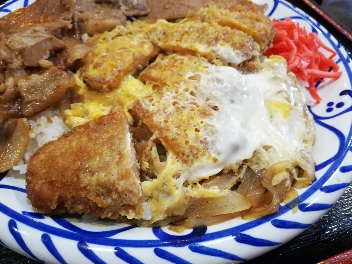 東池袋『伊東食堂』の鳥羽の山丼のカツの写真