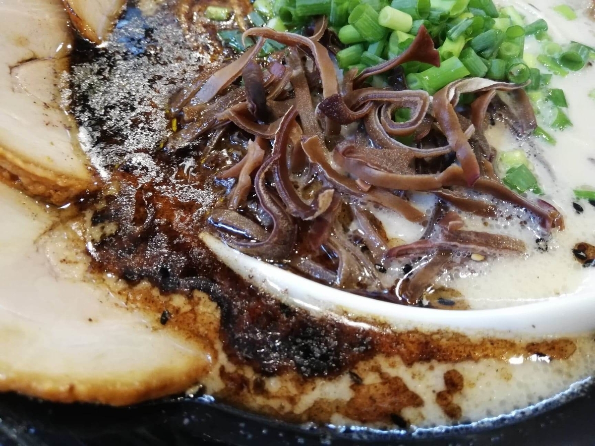 練馬『麺屋黒田』のチャーシュー麺のスープのアップ写真