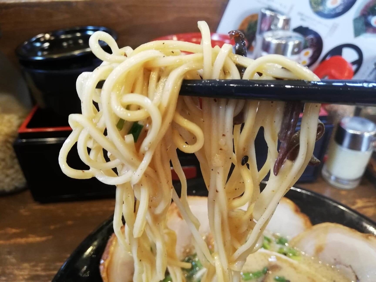 練馬『麺屋黒田』の麺のアップ写真